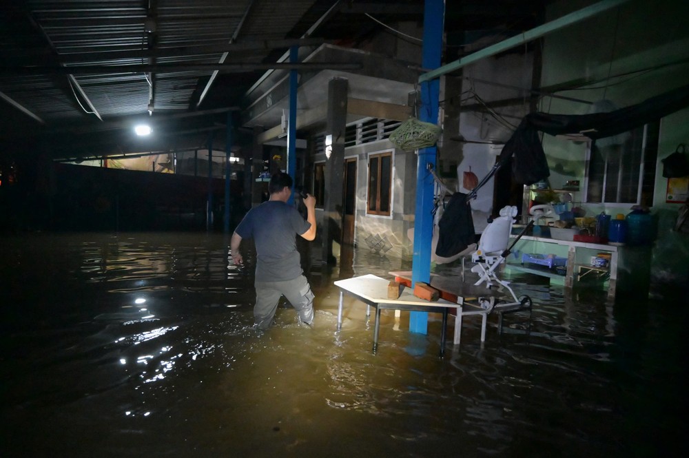 Người dân TP.HCM thức trắng đêm ứng phó với triều cường lịch sử - 10