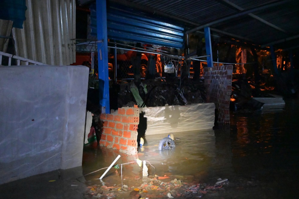 Triều cường dâng nhanh làm sập đổ một đoạn tường dài gần 20 m, nước tràn ồ ạt vào khu dân cư. Rất may không có thiệt hại về người nhưng nhiều tài sản của người dân đã bị hư hỏng. Ảnh: PHẠM HẢI