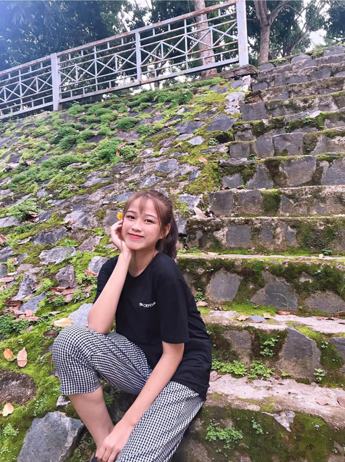 Vào cấp ba, Đỗ Thị Hà biết làm điệu, thỉnh thoảng tô son để gương mặt rạng rỡ hơn.