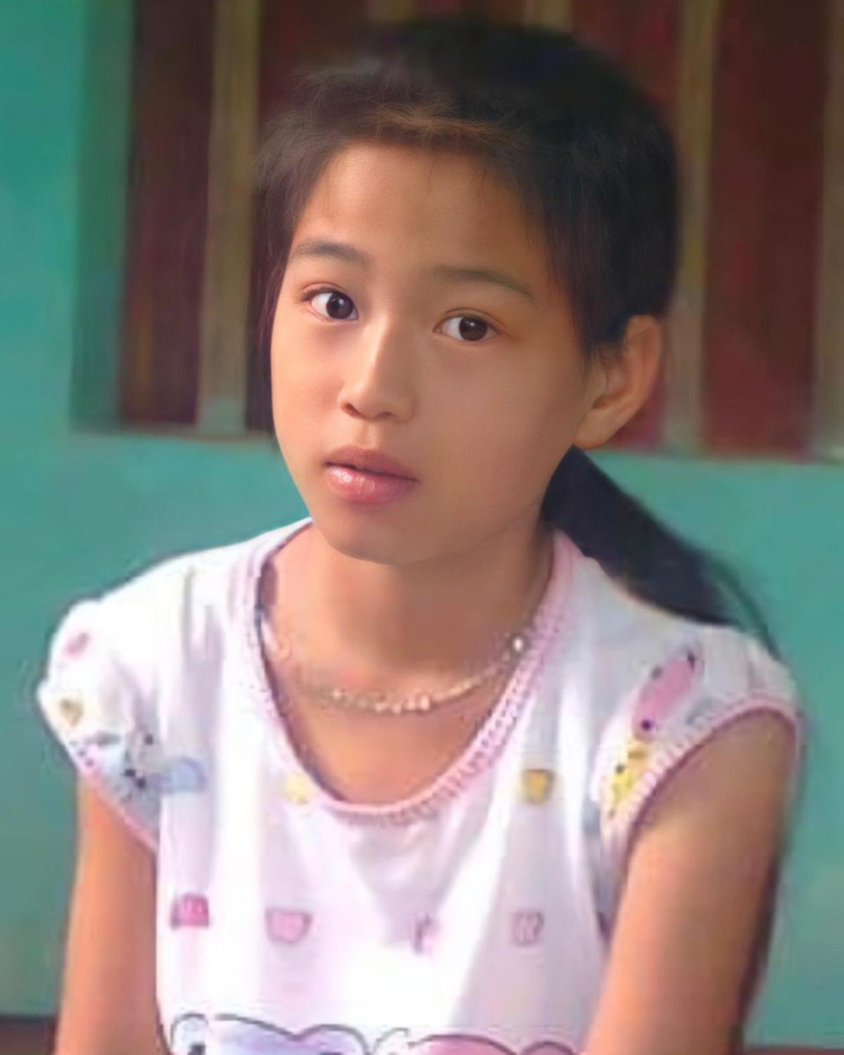 Từ bé, Đỗ Thị Hà có đôi mắt tròn, sống mũi cao.