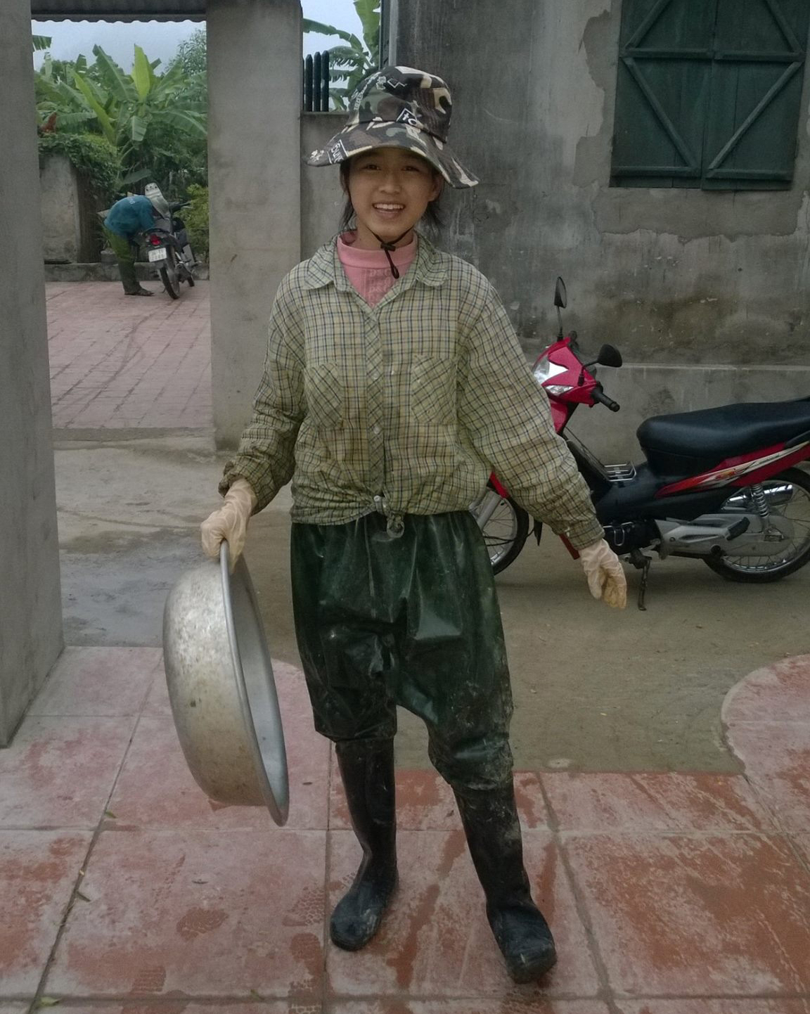 Bức ảnh Đỗ Thị Hà phụ bố mẹ làm nông được quan tâm với một bài viết trên Threads hút hơn 2.000 bình luận, đồng tình quan điểm hoa hậu như Lọ Lem đời thực. Người đẹp kể cô học được tính cách kiên nhẫn, thẳng thắn khi đi cấy lúa cùng mẹ. Từ năm 2017, gia đình cô khá giả hơn vì bố bắt đầu làm kinh tế.