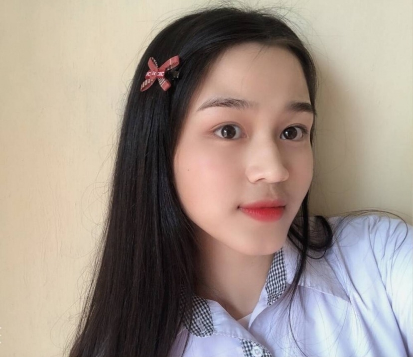 Người đẹp sinh năm 2001 tô son, kẹp tóc nơ làm điệu cho mái tóc. Đỗ Thị Hà nói cô rất thích mái tóc đen dài truyền thống. Cô luôn chăm chút cho mái tóc thẳng suôn mượt và dự định sẽ luôn gắn bó dài lâu với kiểu tóc đậm chất con gái Việt.