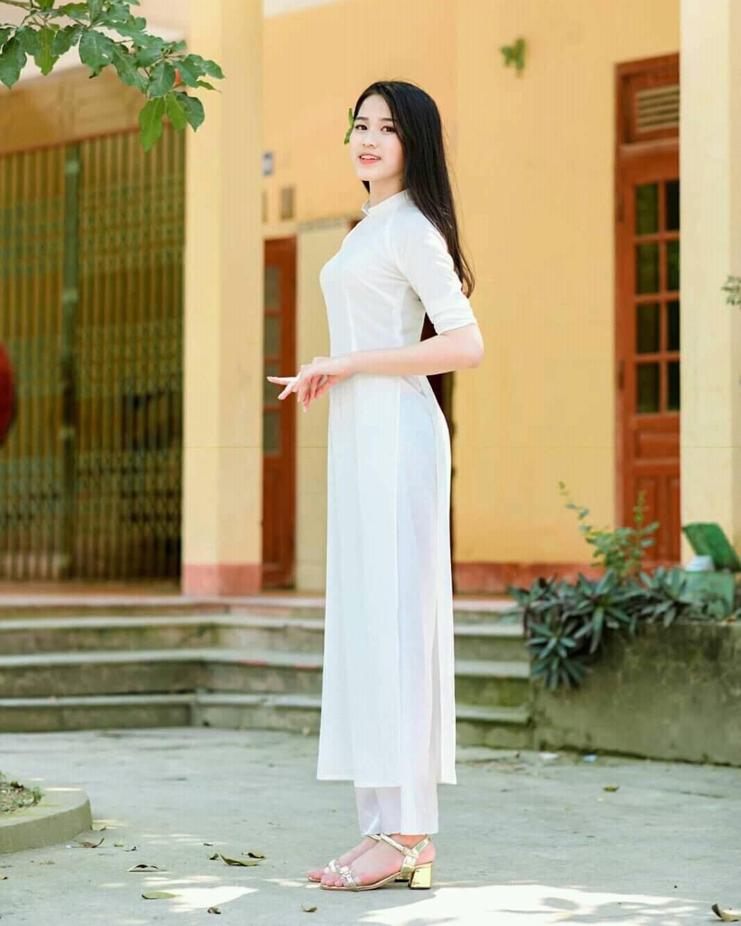 Đỗ Thị Hà diện chiếc áo dài trắng tôn chiều cao 1,75 m khi chia tay thời học sinh.