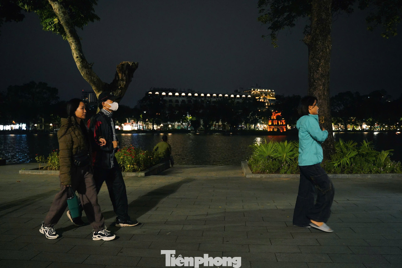 Trên phố đi bộ Hồ Gươm, nhiều cặp đôi tay trong tay dạo bước, tận hưởng không khí mát lạnh của Hà Nội.