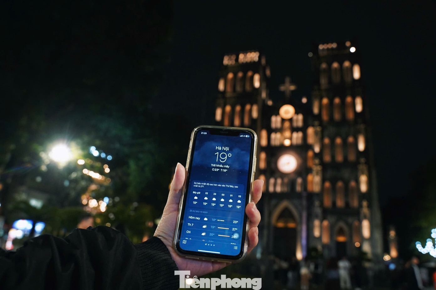 Những ngày qua, Hà Nội chuyển lạnh, như khoác lên mình tấm áo mới. Với nền nhiệt từ 18–20 độ C, người dân và du khách tranh thủ dạo phố, tận hưởng không khí se lạnh đầu mùa.