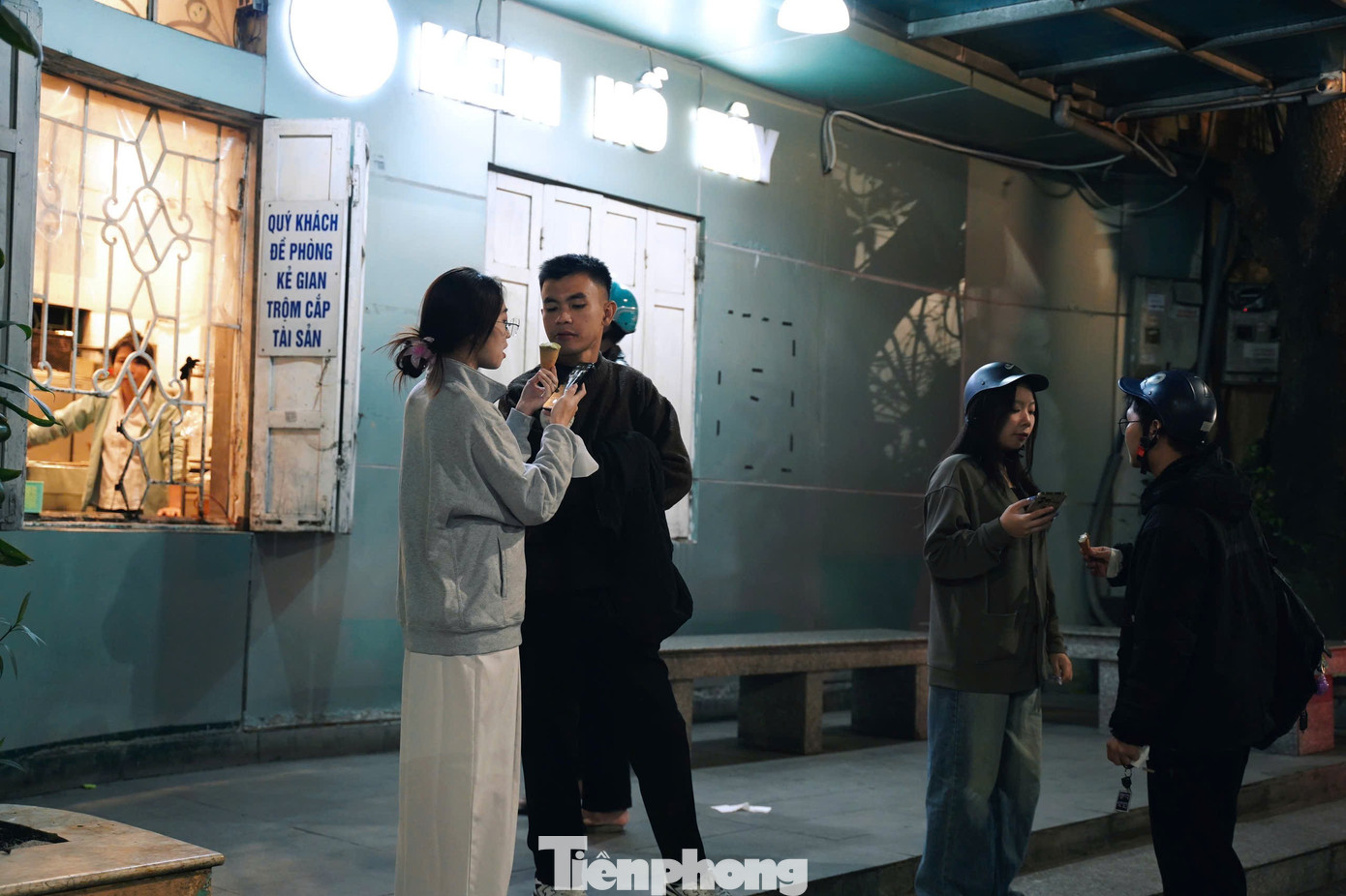 Với nhiều bạn trẻ, ăn bên Hồ Tây trong tiết trời se lạnh là một trải nghiệm vừa ấm áp, vừa thú vị.