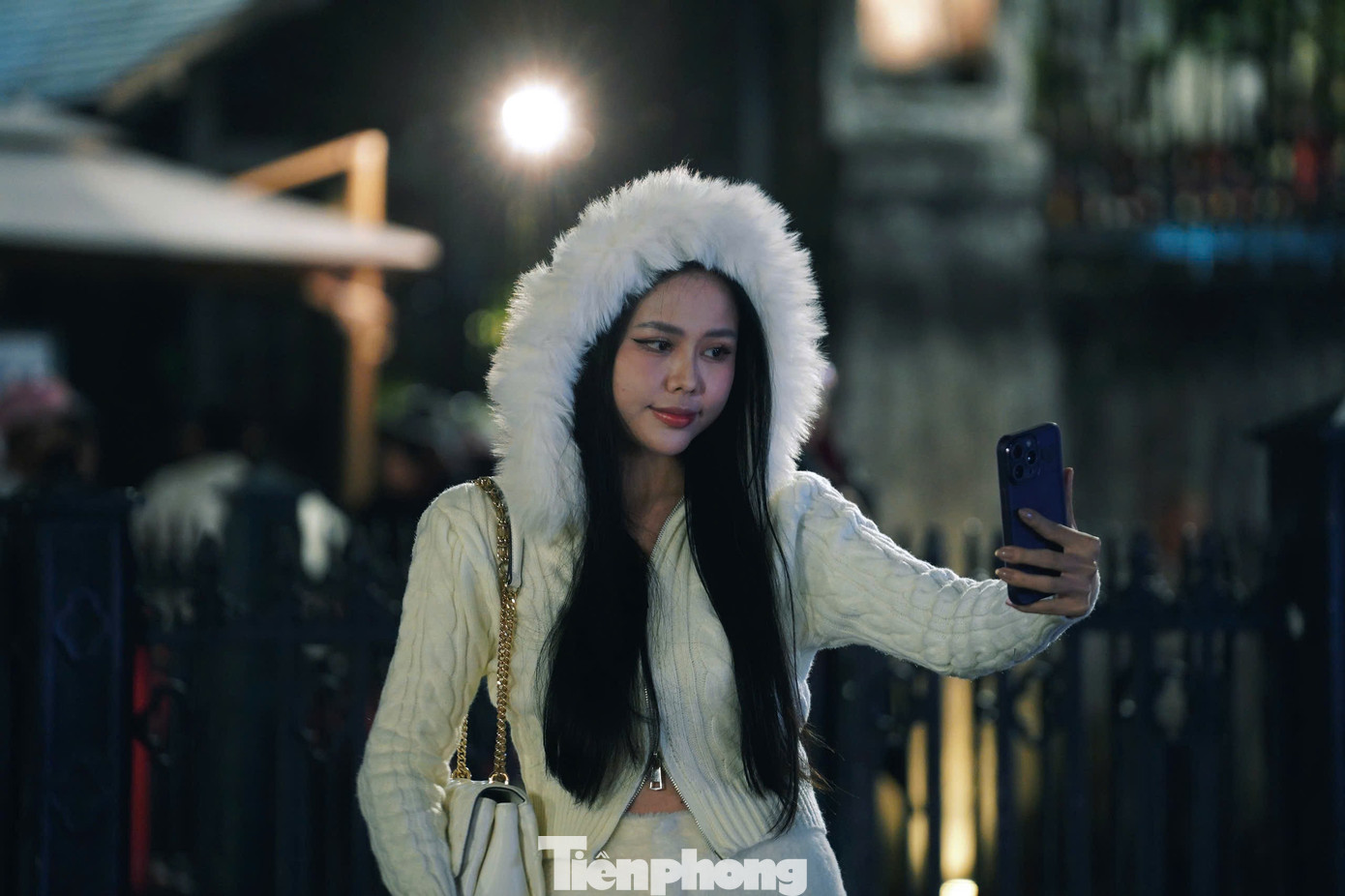 Giới trẻ Hà Nội “lên đồ” dạo phố, check-in và ngắm cảnh trong tiết trời se lạnh. “Mình rất thích không khí lạnh đầu mùa, vừa se lạnh vừa dễ chịu, đủ để dạo phố và ngắm nhìn cảnh vật chậm rãi xung quanh”, bạn Kiều My (Hà Đông) chia sẻ.