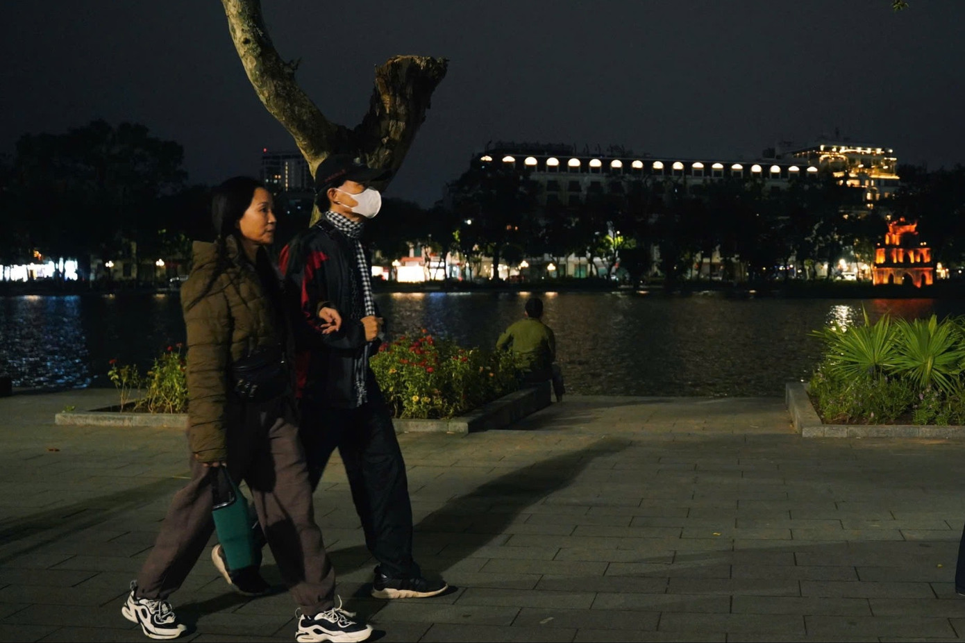 Trên phố đi bộ Hồ Gươm, các bạn trẻ khoác tay nhau chậm rãi ngắm phố phường và và hít hà cái lạnh đầu mùa đặc trưng của Thủ đô.