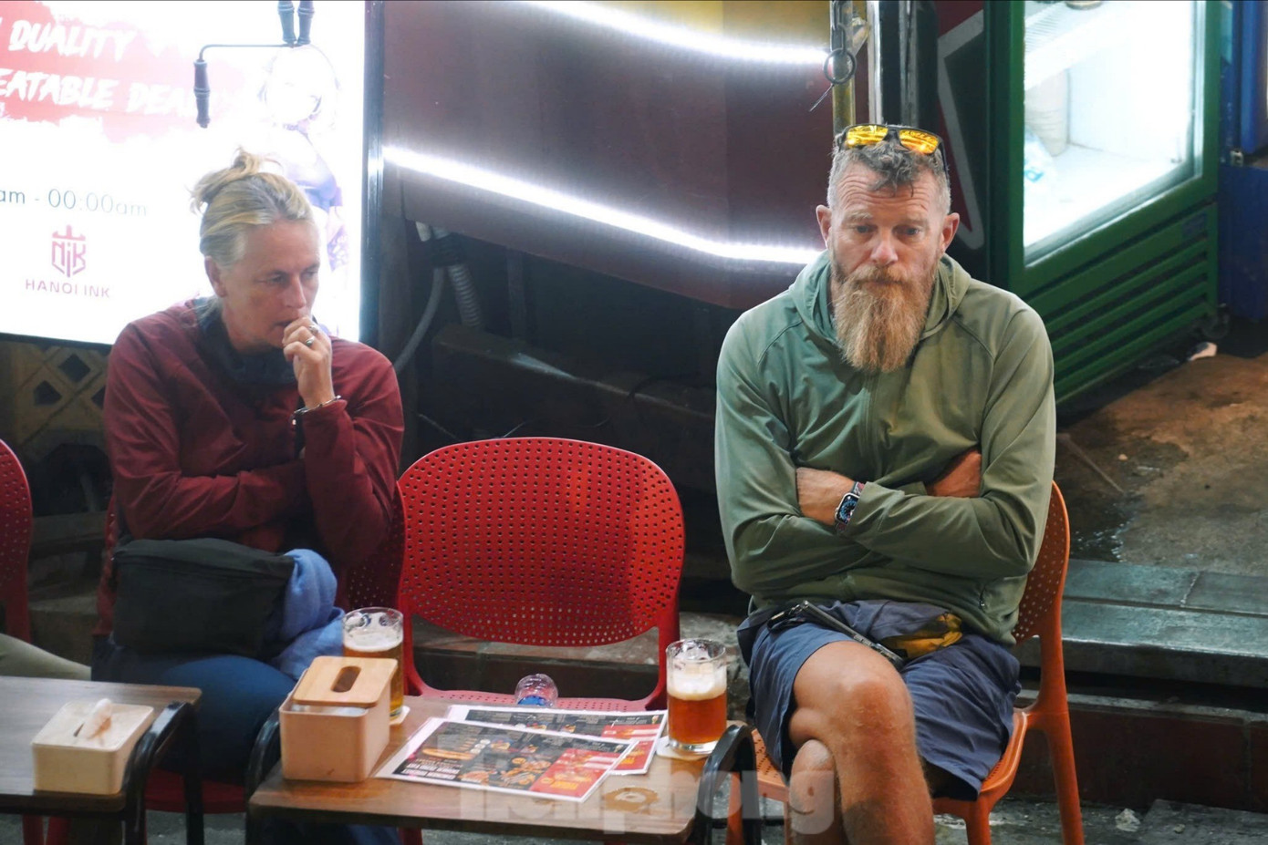 Chưa quen với khí hậu Hà Nội, vị khách nước ngoài vừa nhâm nhi cốc bia trên phố Tạ Hiện vừa xuýt xoa vì lạnh trong tiết trời khoảng 20 độ C.