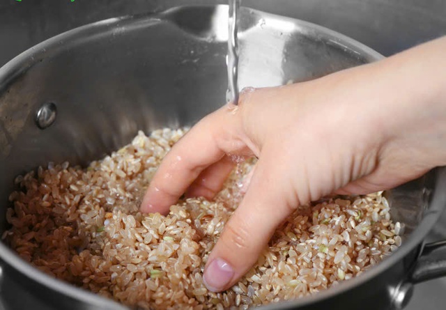 Ngâm gạo lứt đủ lâu giúp tăng khả năng dinh dưỡng.