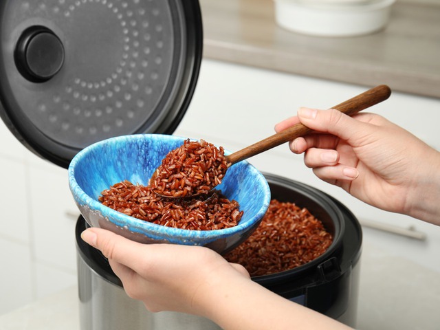 Ngâm gạo lứt giúp gạo mềm, dễ nấu và dễ ăn hơn.