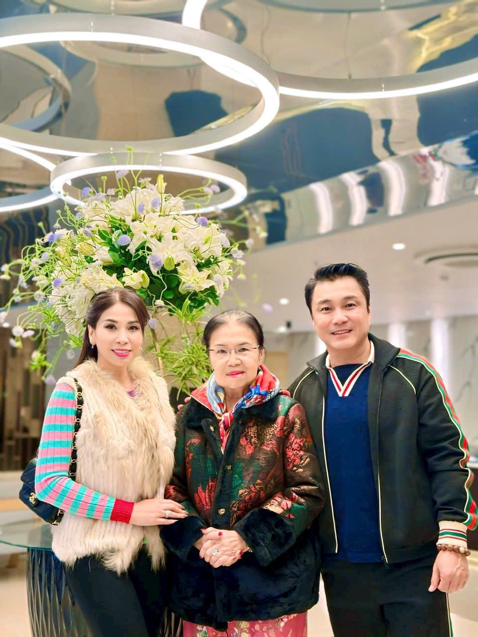 Anh em Lý Hùng, Lý Hương bên thân mẫu - bà Đoàn Thị Nguyên. Ảnh: FBNV