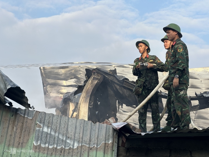 Bộ đội chữa cháy xưởng nhựa ở Phú Thọ, chiều 25/10. Ảnh: Gia Chính