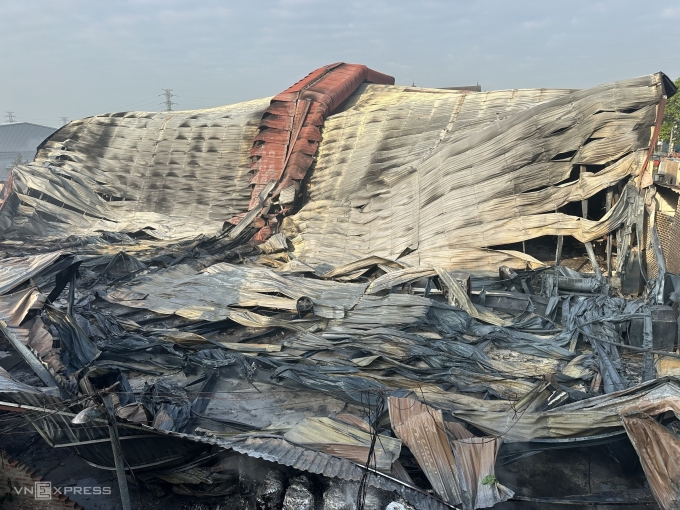 Xưởng nhựa rộng khoảng 4.000 m2 bị thiêu rụi. Ảnh: Gia Chính