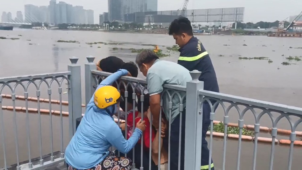 Cảnh sát phối hợp vận động, ngăn nam thanh niên có ý định nhảy sông Sài Gòn tự tử. Ảnh: CA