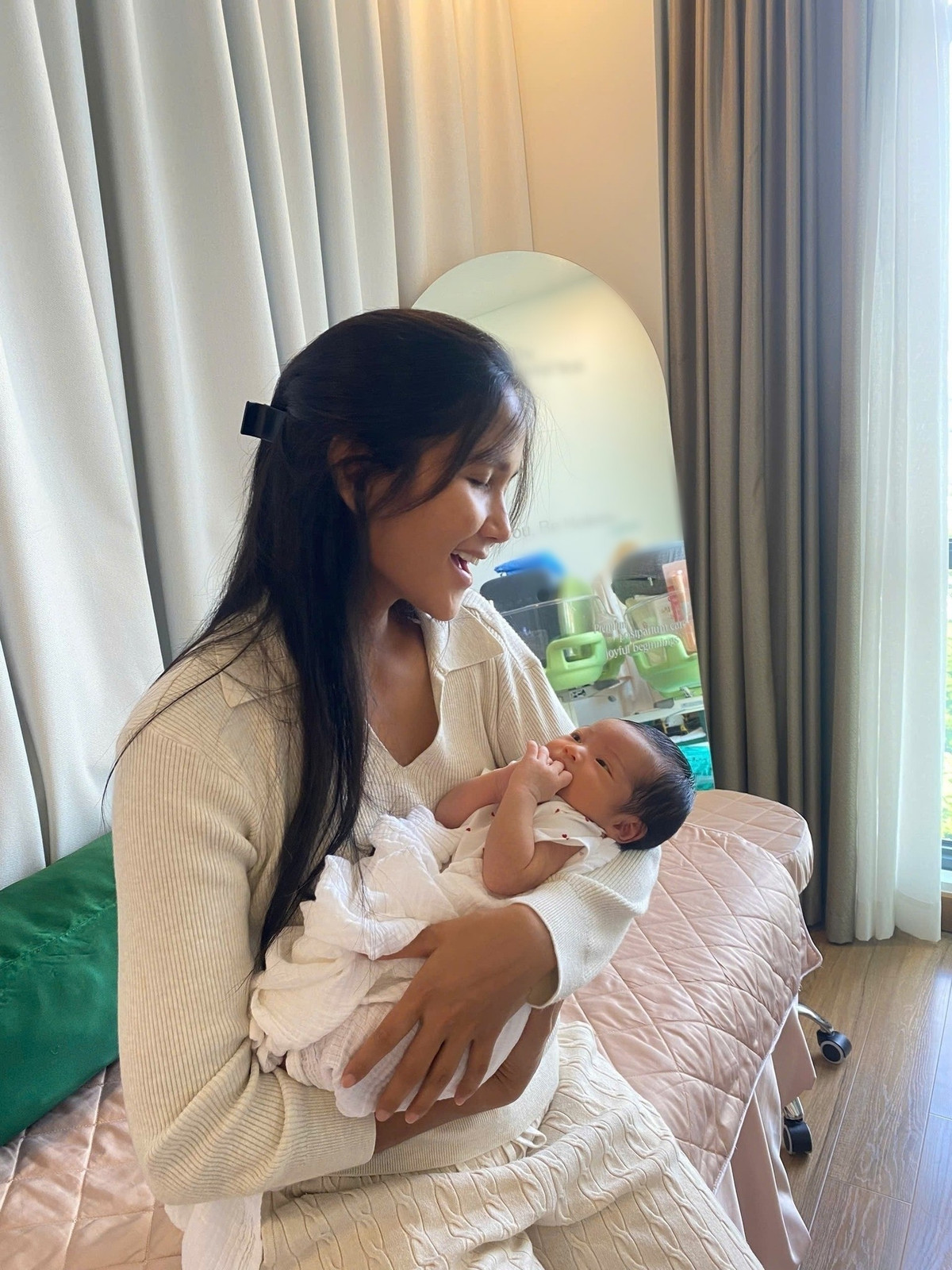 Cuộc sống làm mẹ bỉm sữa của Hoa hậu H’hen Niê - 6