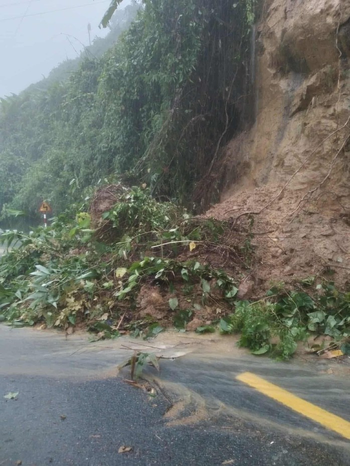 Sạt lở trên Quốc lộ 40B
