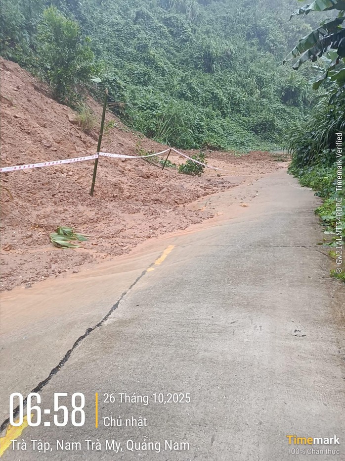 Sạt lở ở tuyến đường thuộc xã Trà Tập - TP Đà Nẵng