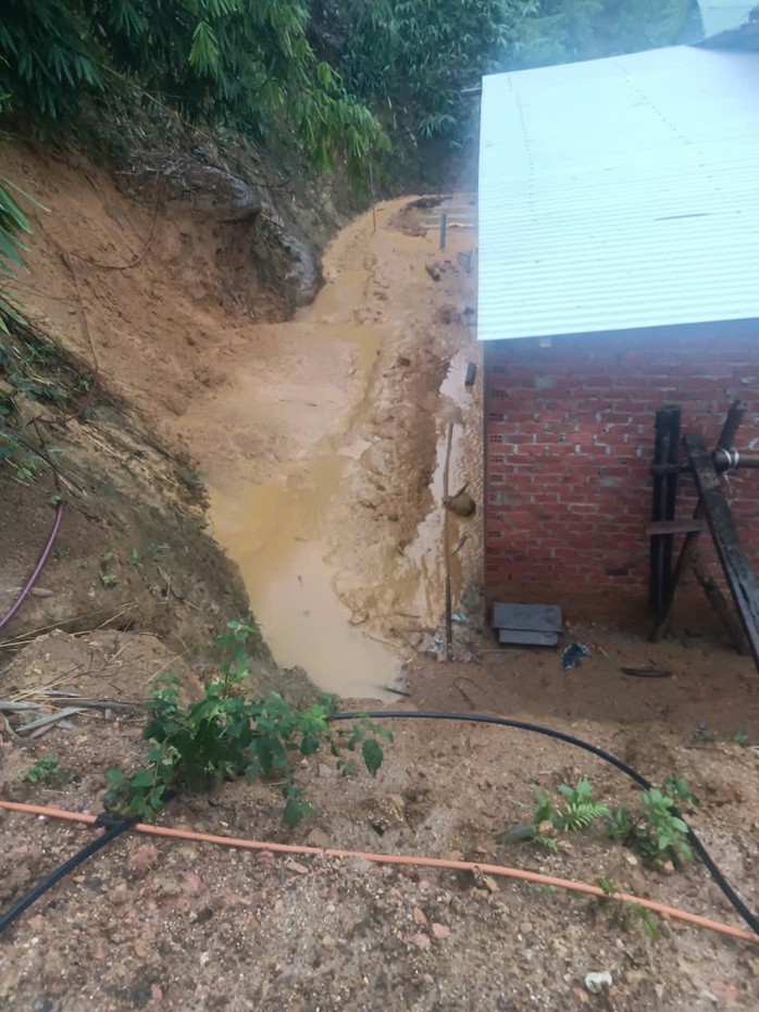 Nhà dân ở khu vực xã Trà Tập có nguy cơ bị sạt lở