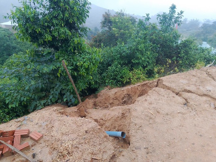 Đà Nẵng mưa đặc biệt lớn, nhiều nơi sạt lở, thủy điện xả lũ lưu lượng amp;#34;khủngamp;#34; - 4