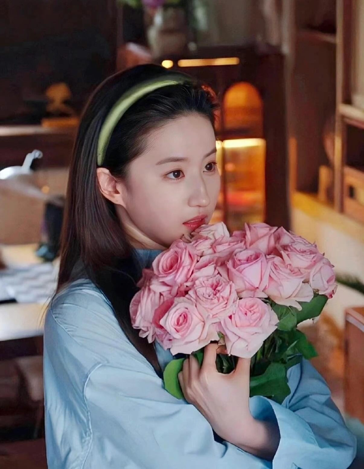 Sau chụp ảnh cùng hoa hồng, Lưu Diệc Phi lại khởi xướng trào lưu làm đẹp mới - 1