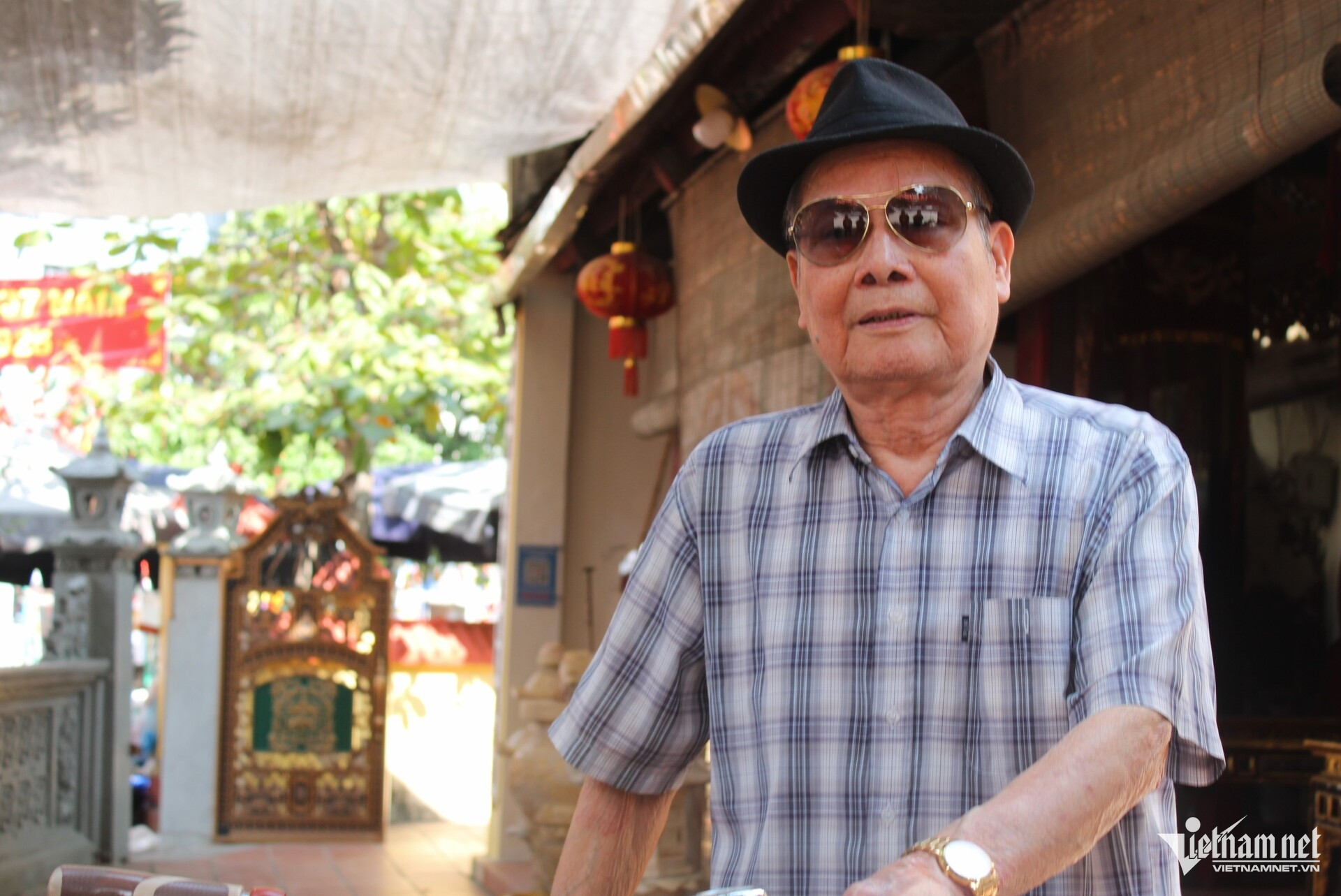 Ông Triệu Khắc Sâm - người từng trông coi di tích Đại Đình tự hào giới thiệu về tục lệ của làng. Ảnh: Ngọc Hà
