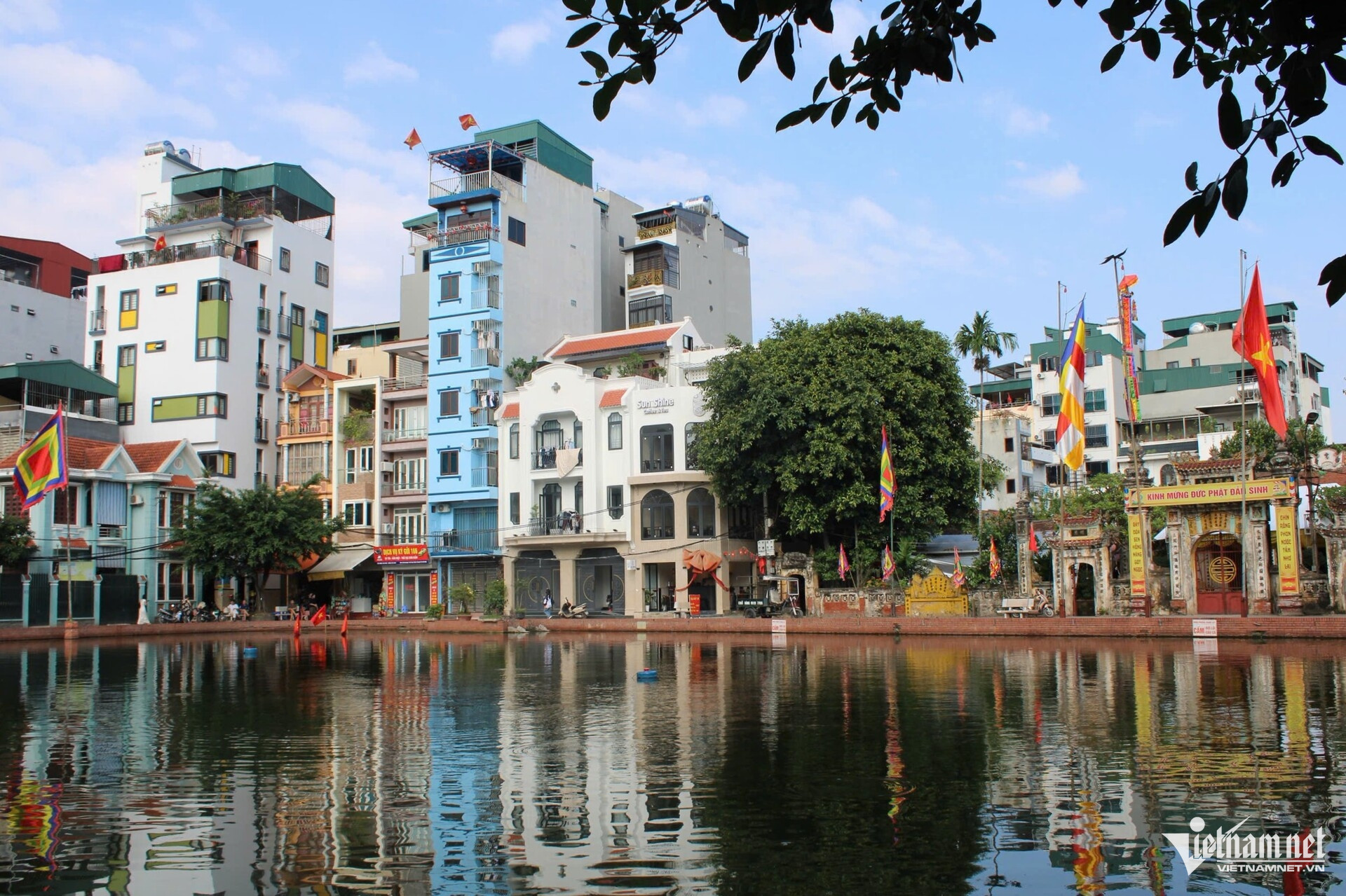 Ngôi làng vẫn giữ những tục hay, lệ lạ truyền thống giữa cuộc sống hiện đại. Ảnh: Ngọc Hà