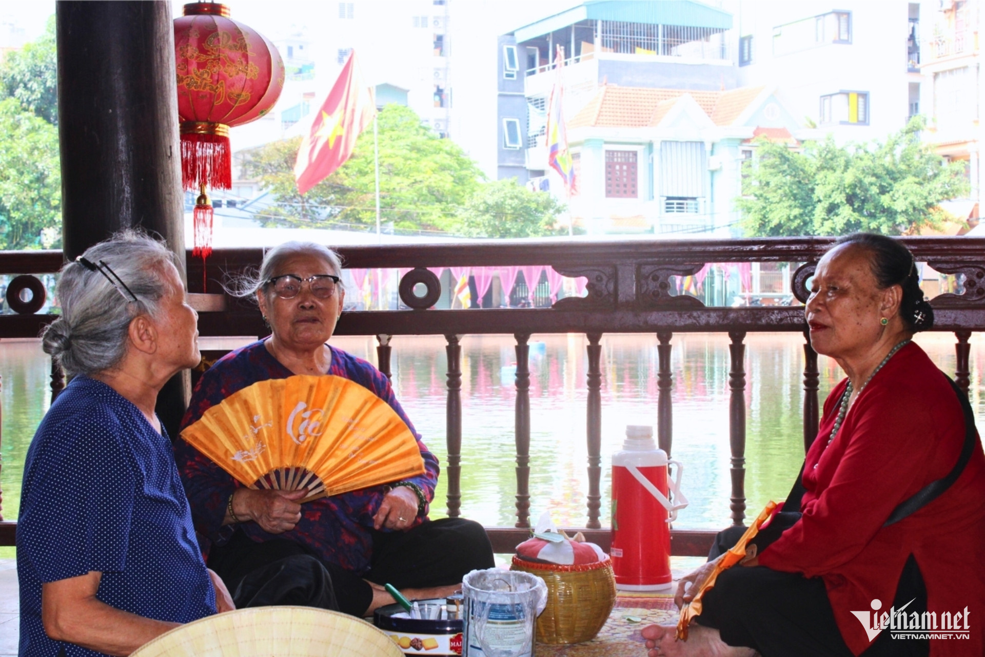 Các bậc cao niên trong làng đều nắm rõ nguồn gốc về tục tôn tuổi. Ảnh: Ngọc Hà