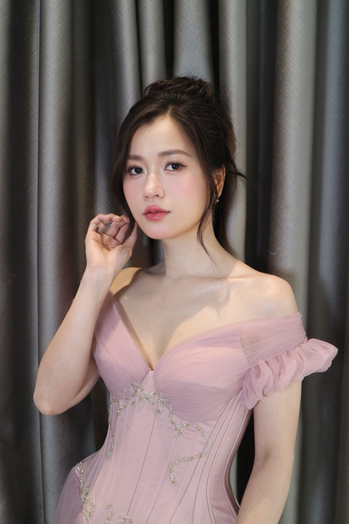 Diễn viên Lâm Vỹ Dạ khi tham dự chương trình Trường học Ngôi sao hôm 25/10 tại Hà Nội.