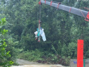 Tin tức - CLIP: Thót tim cảnh giải cứu 6 người bị mắc kẹt bên kia dòng nước lũ