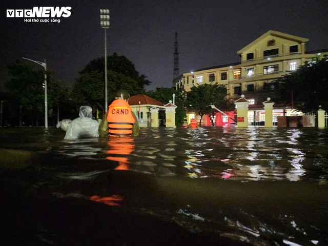 Mưa nhấn chìm nhiều nhà cửa, bệnh viện ở TP Huế. Ảnh: VTC News