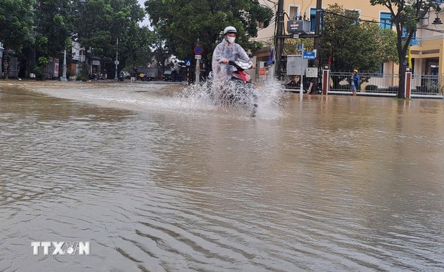 Đường phố ở TP Huế ngập sâu trong sáng 28/10. Ảnh: Nguyên Lý