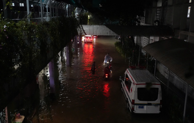 Lũ lớn tràn vào gây ngập toàn bộ khuôn viên Bệnh viện Trung ương Huế. Ảnh: Hoàng Dũng