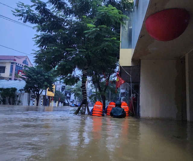 Lực lượng Công an, Quân đội cũng bố trí tối đa lực lượng, phương tiện để di chuyển đến những vùng ngập sâu giúp đỡ người dân gặp nạn. Ảnh: VTC News