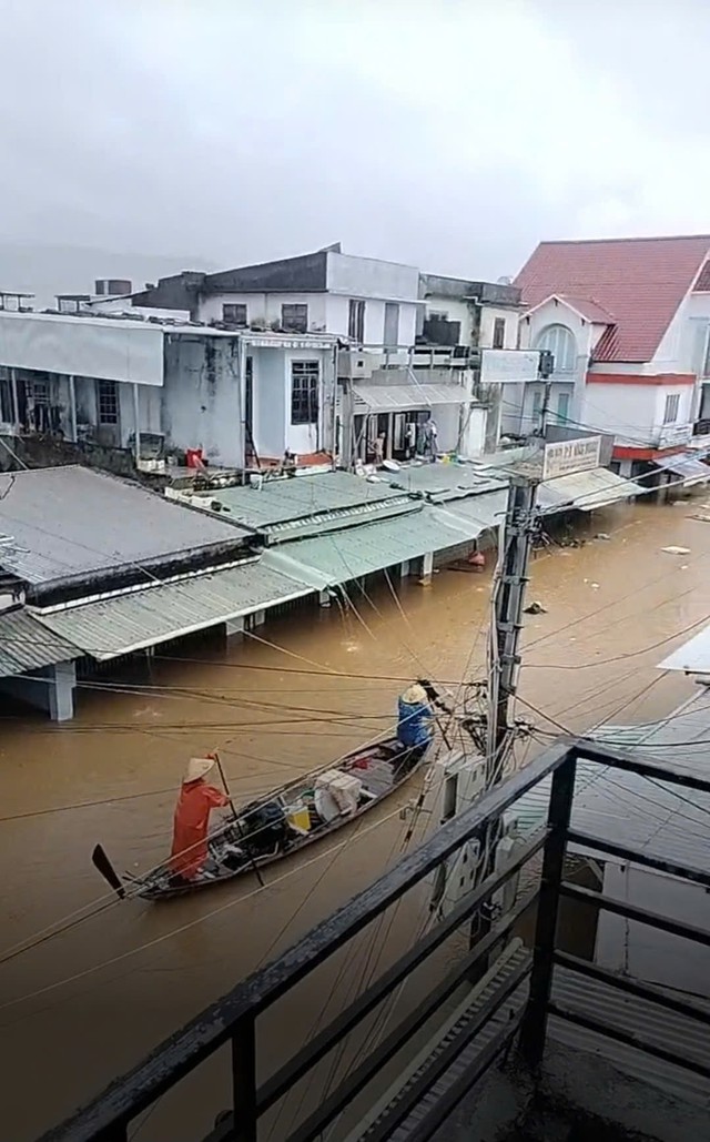 Lũ lịch sử amp;#34;nhấn chìmamp;#34; nhiều nơi ở Huế, Đà Nẵng, cảnh báo lũ quét và sạt lở đất 6 tỉnh - 11