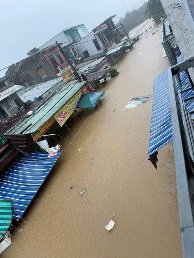 Lũ lịch sử amp;#34;nhấn chìmamp;#34; nhiều nơi ở Huế, Đà Nẵng, cảnh báo lũ quét và sạt lở đất 6 tỉnh - 12