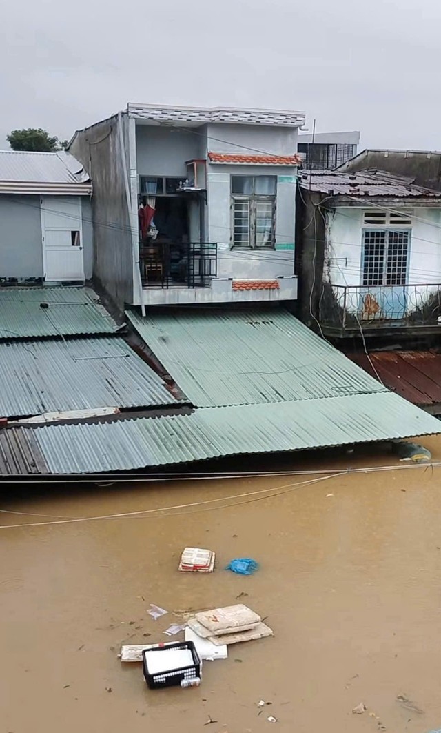 Ngập lụt diện rộng ở vùng hạ du tại Đà Nẵng. Ảnh: Hoài Văn