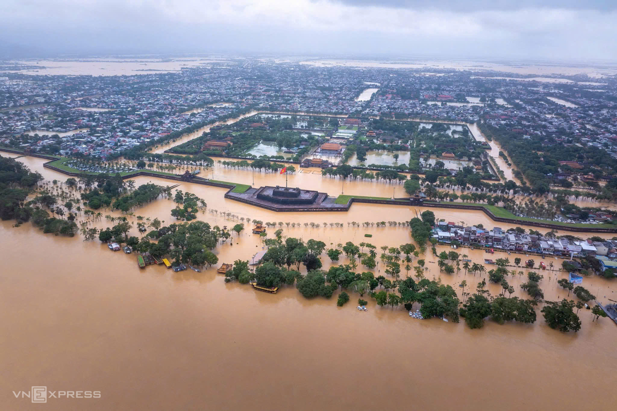 Kinh thành Huế, phố cổ Hội An bị lũ nhấn chìm - 1