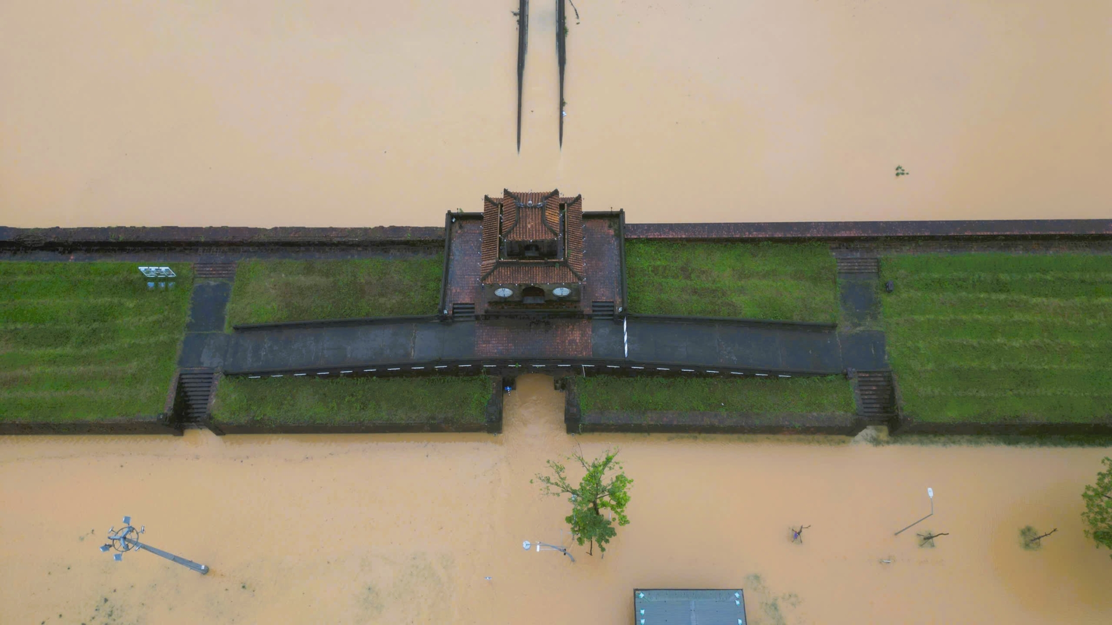 Kinh thành Huế, phố cổ Hội An bị lũ nhấn chìm - 3