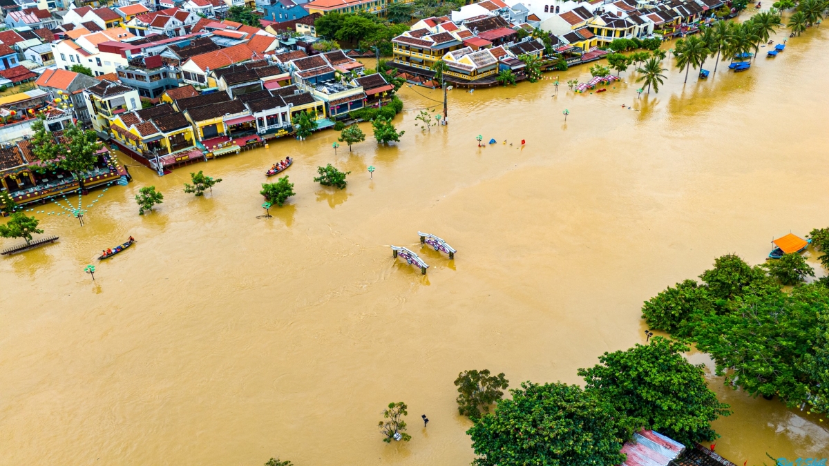 Kinh thành Huế, phố cổ Hội An bị lũ nhấn chìm - 12