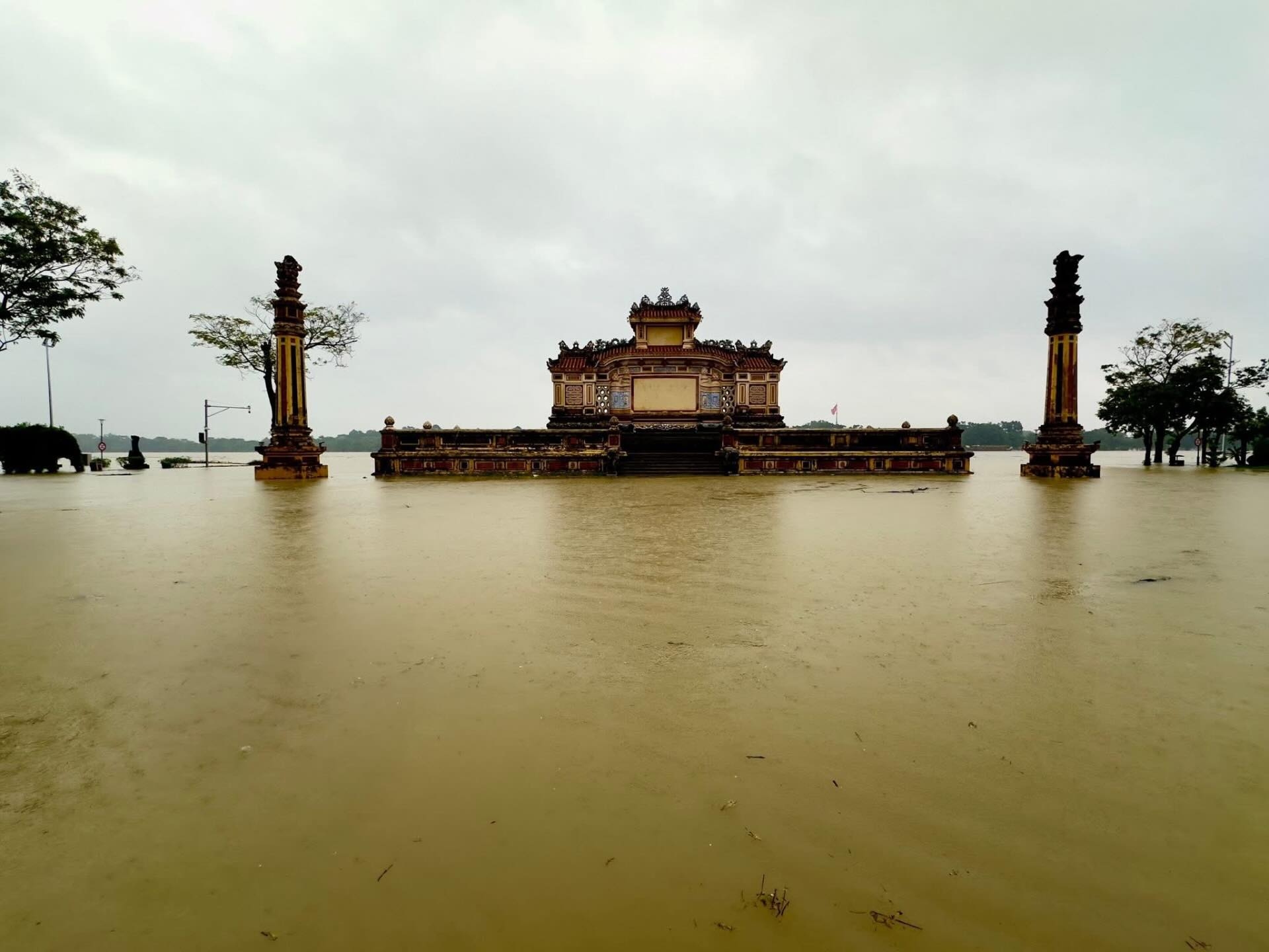 Kinh thành Huế, phố cổ Hội An bị lũ nhấn chìm - 10