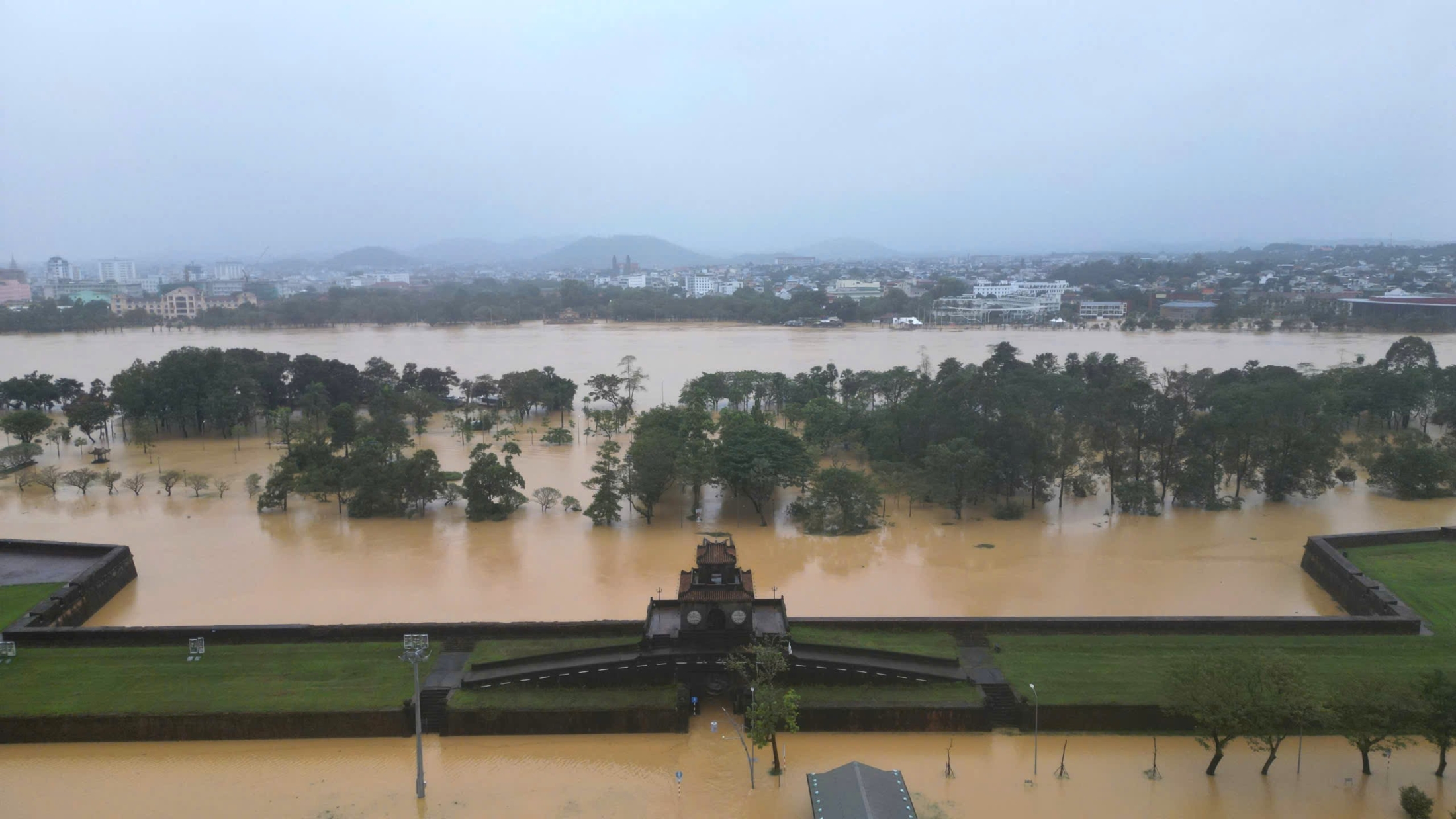 Kinh thành Huế, phố cổ Hội An bị lũ nhấn chìm - 4