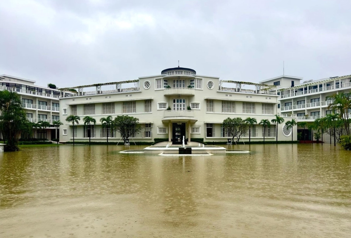 Kinh thành Huế chìm trong biển nước. Video: Võ Thạnh