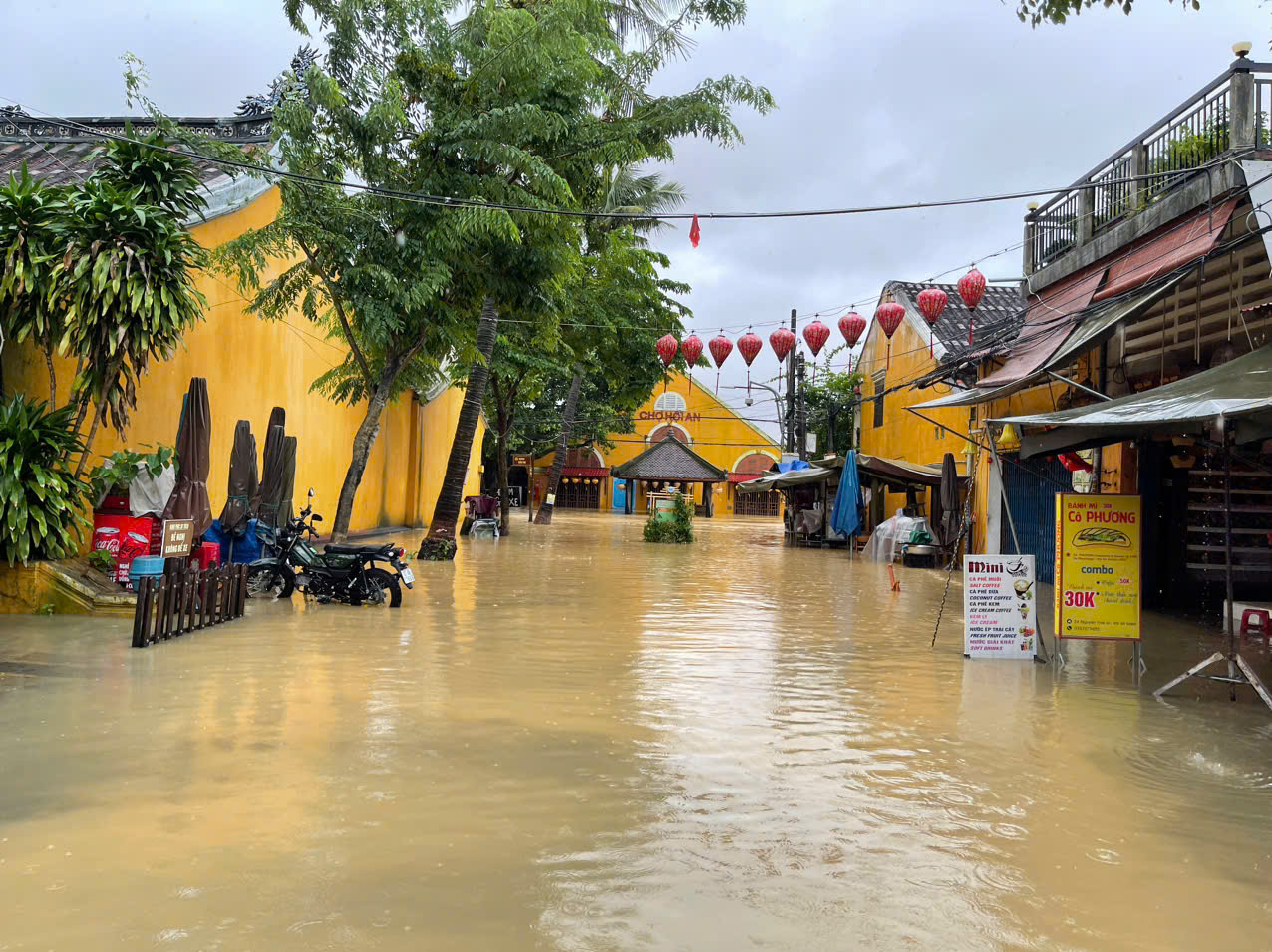Kinh thành Huế, phố cổ Hội An bị lũ nhấn chìm - 14