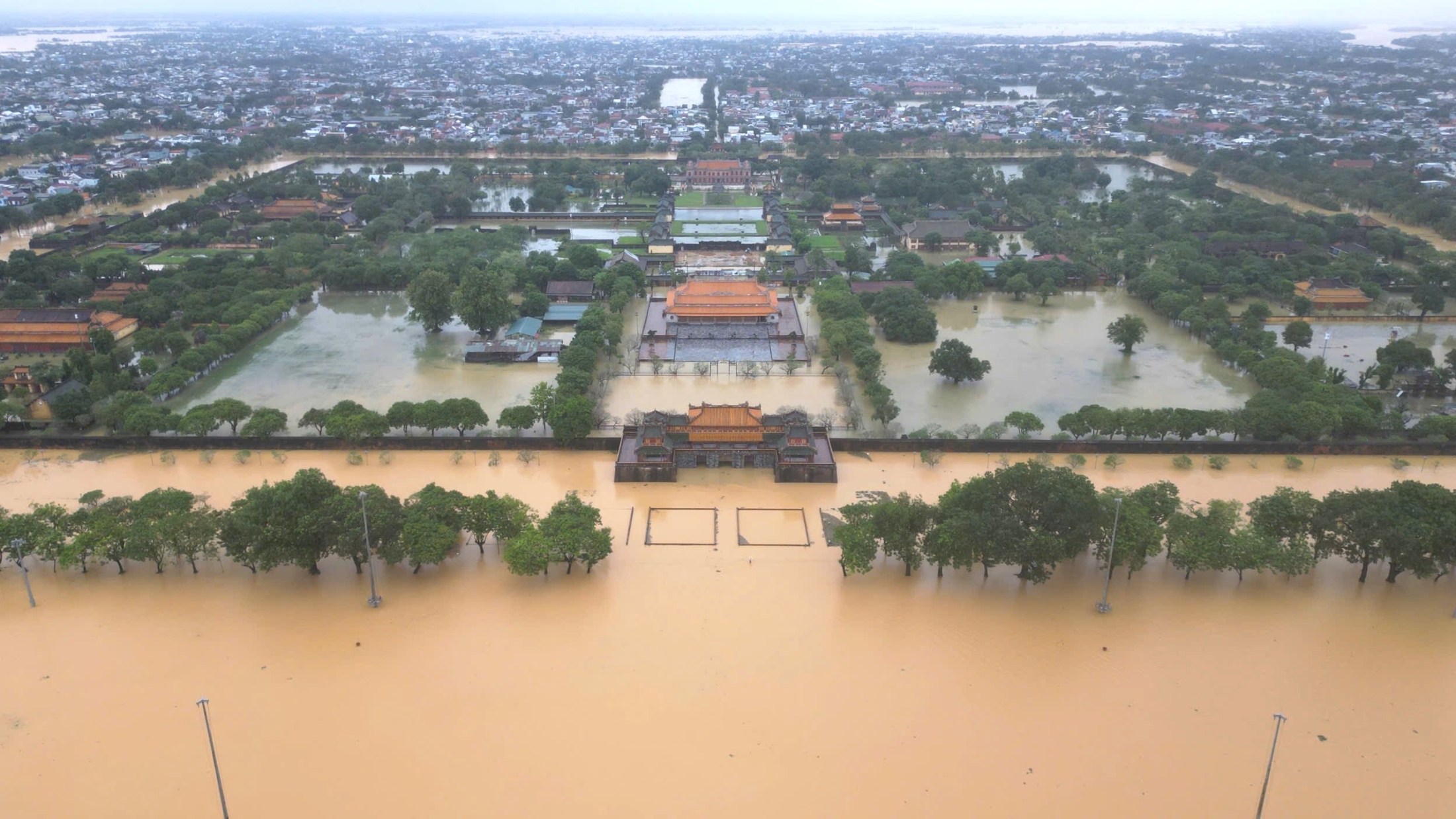 Kinh thành Huế, phố cổ Hội An bị lũ nhấn chìm - 6