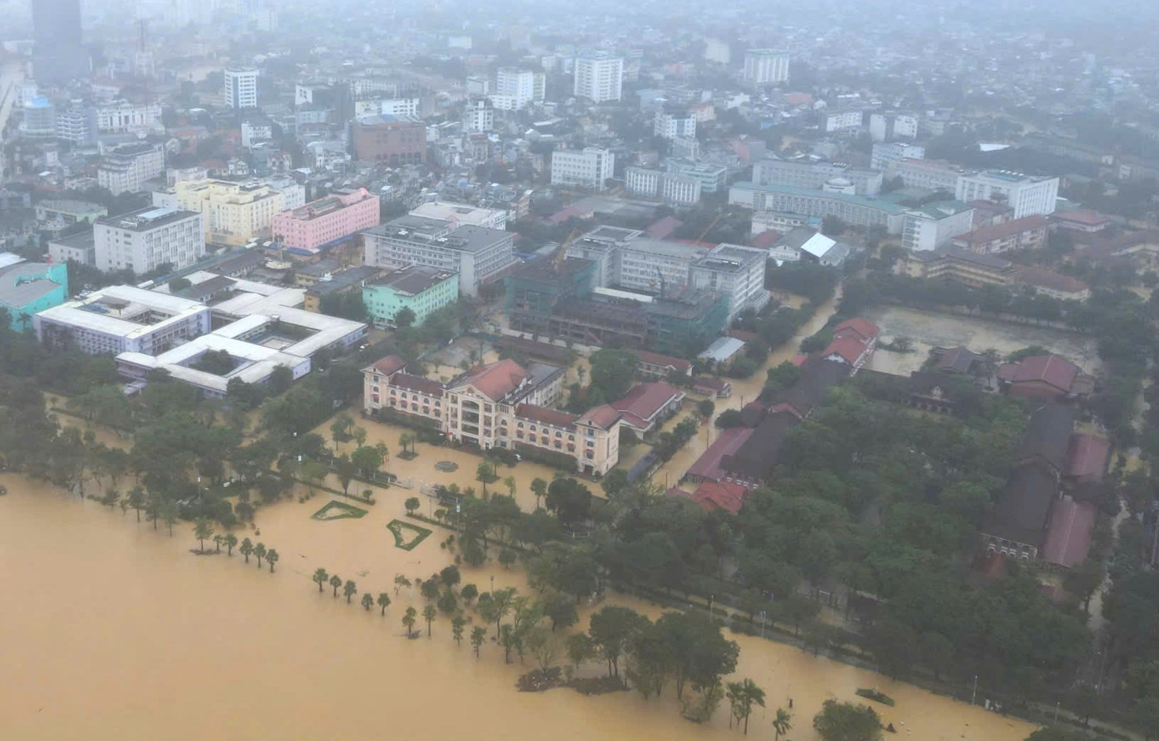 Kinh thành Huế, phố cổ Hội An bị lũ nhấn chìm - 11