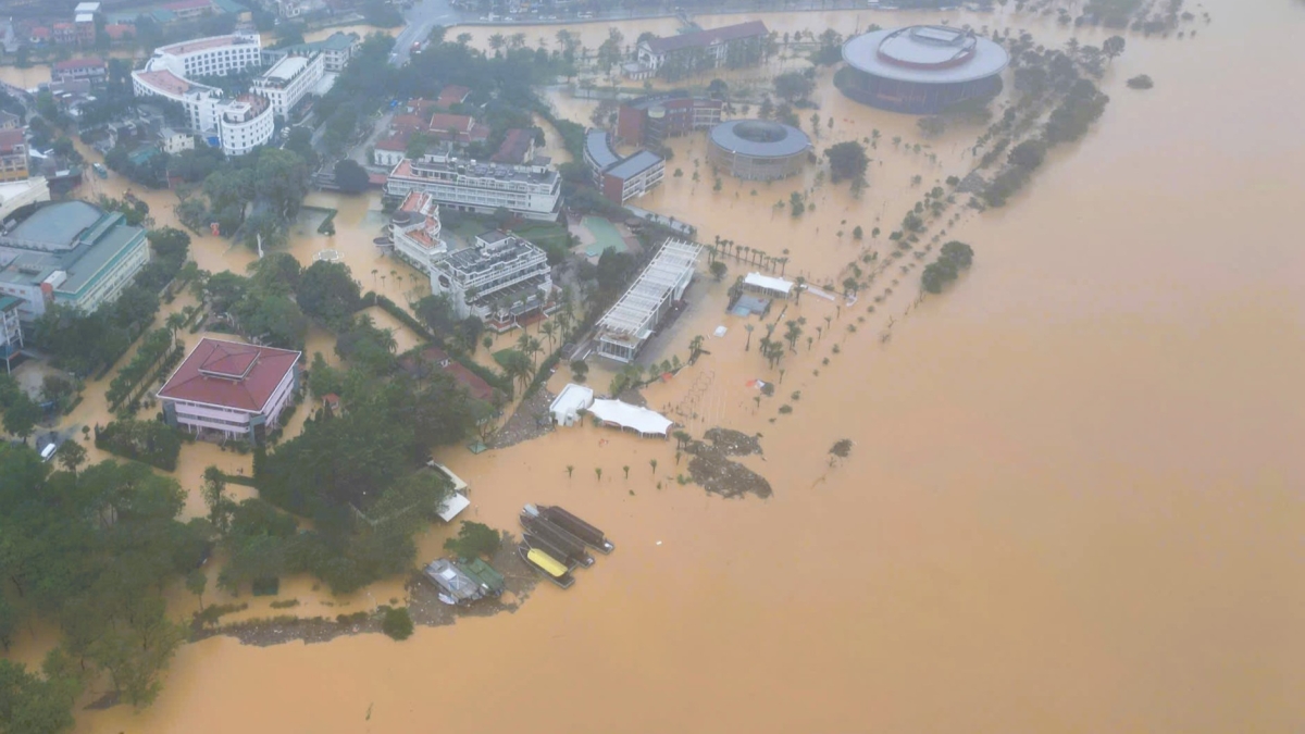 Kinh thành Huế, phố cổ Hội An bị lũ nhấn chìm - 8