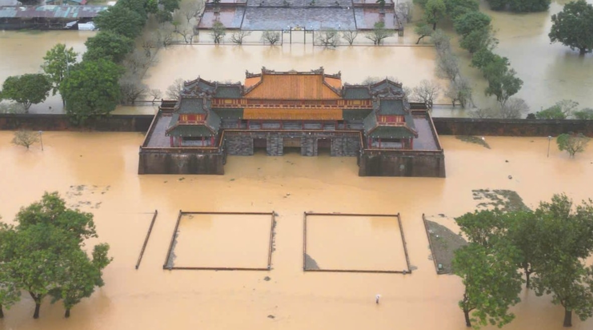 Kinh thành Huế, phố cổ Hội An bị lũ nhấn chìm - 5