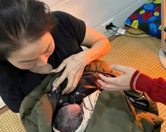 Bé trai sơ sinh được người dân phát hiện cạnh bờ mương. Ảnh: MXH