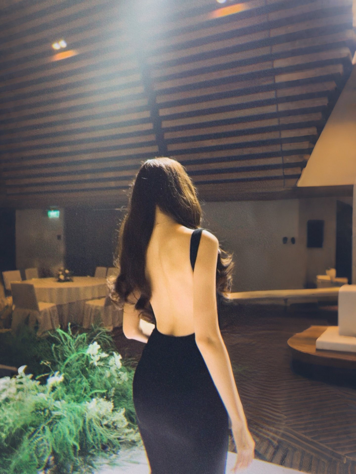 Người đẹp Cần Thơ lựa chọn chiếc váy hai dây ôm sát màu đen kinh điển – tông màu tưởng đơn giản nhưng lại giúp cô tôn lên đường cong và vóc dáng thanh thoát.